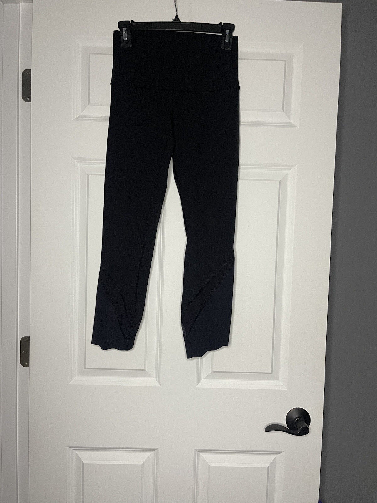 Lululemon capri leggings black size 6 mesh on bottom