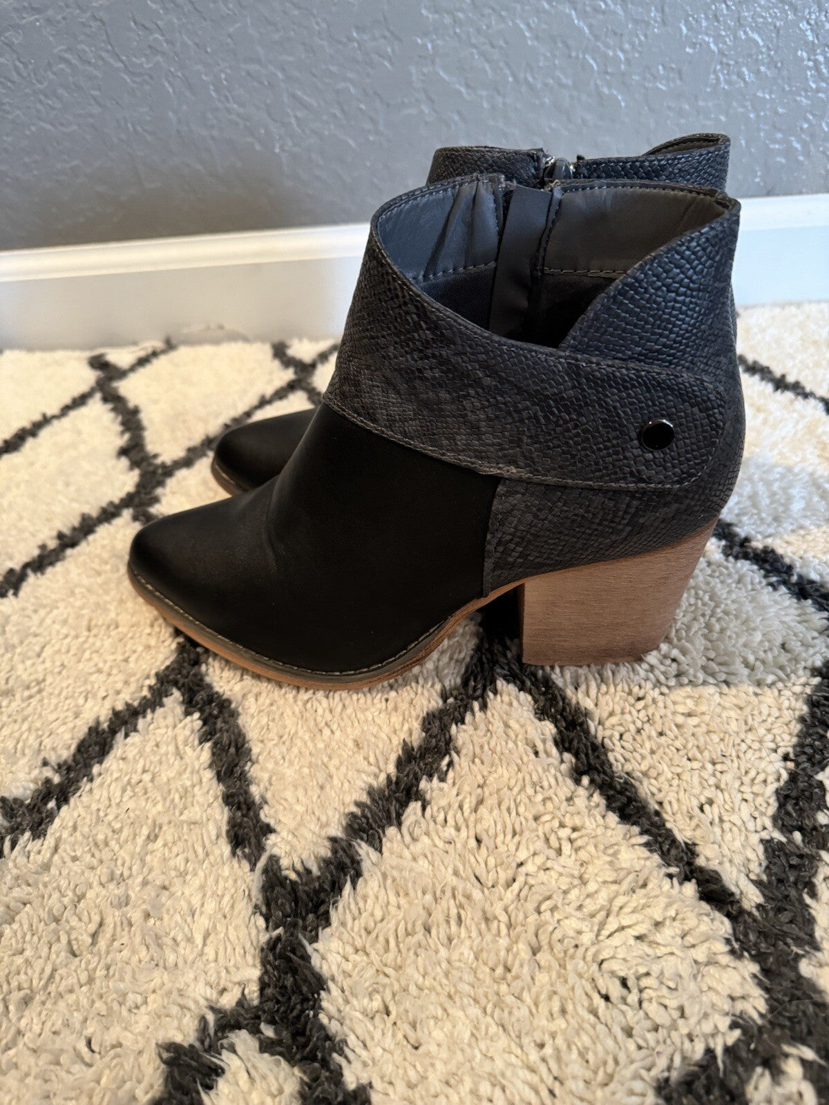 Tinstree Booties Size 8 Black W Gray Snakeskin Look 