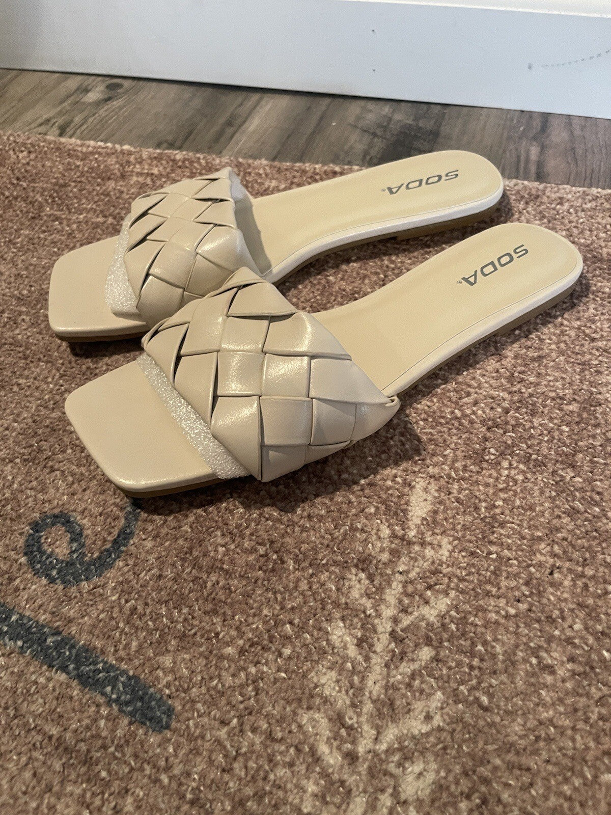 Soda Size 9 Sandals Off White New 
