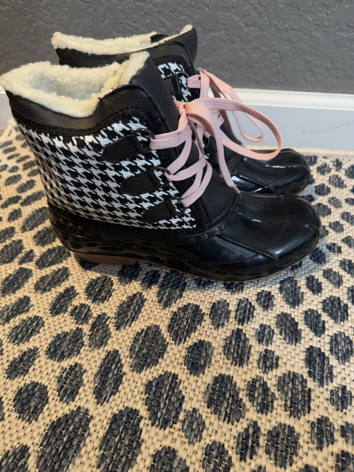 Shoedazzle Rain Boots Size 8 Black White Print Pink Laces Brand New 