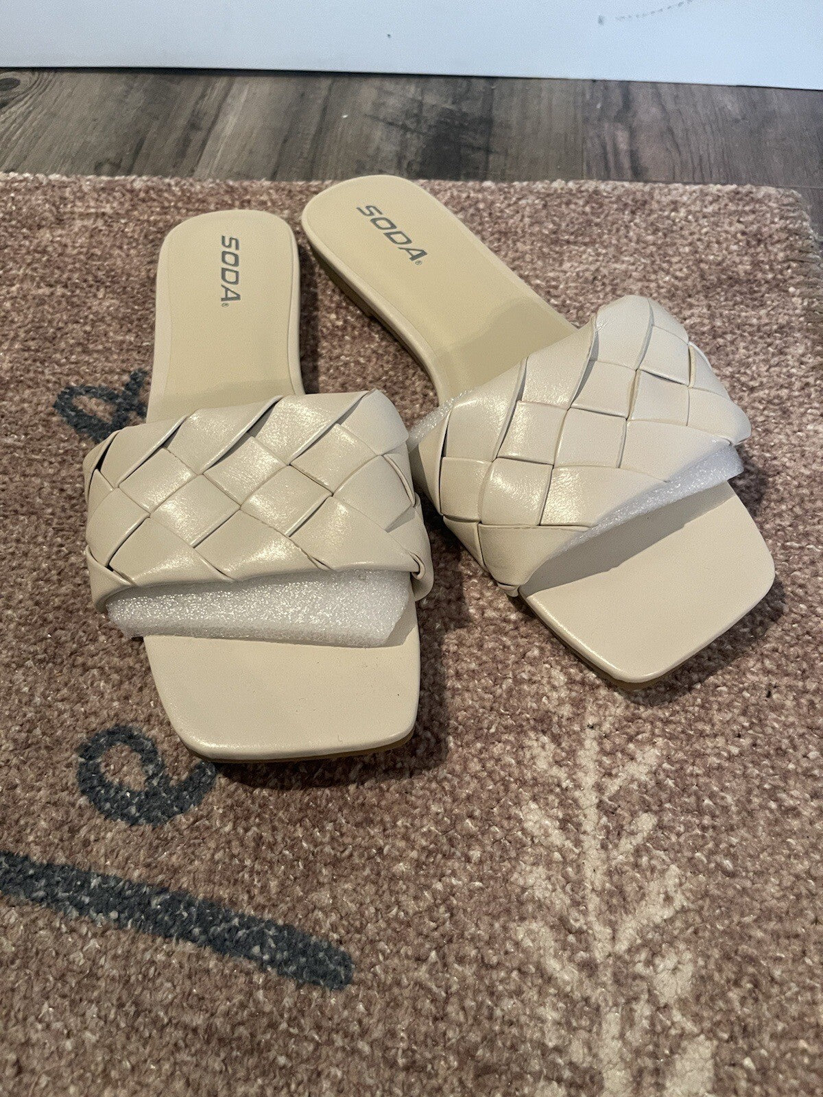 Soda Size 9 Sandals Off White New 