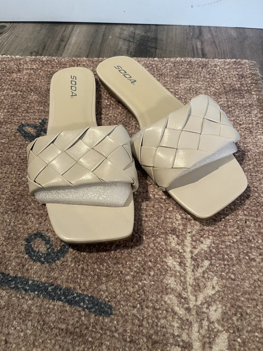 Soda Size 9 Sandals Off White New 