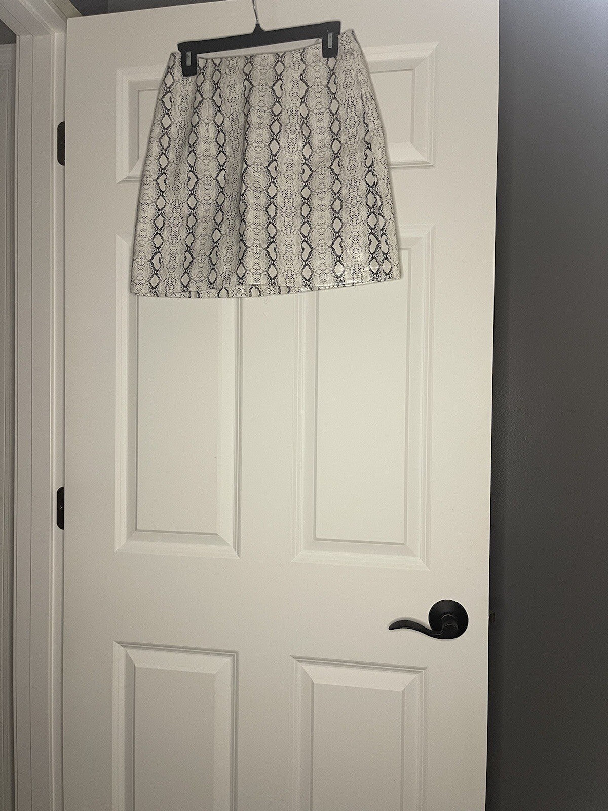 Entro Skirt Gray White Snakeskin Print Medium Nwt 