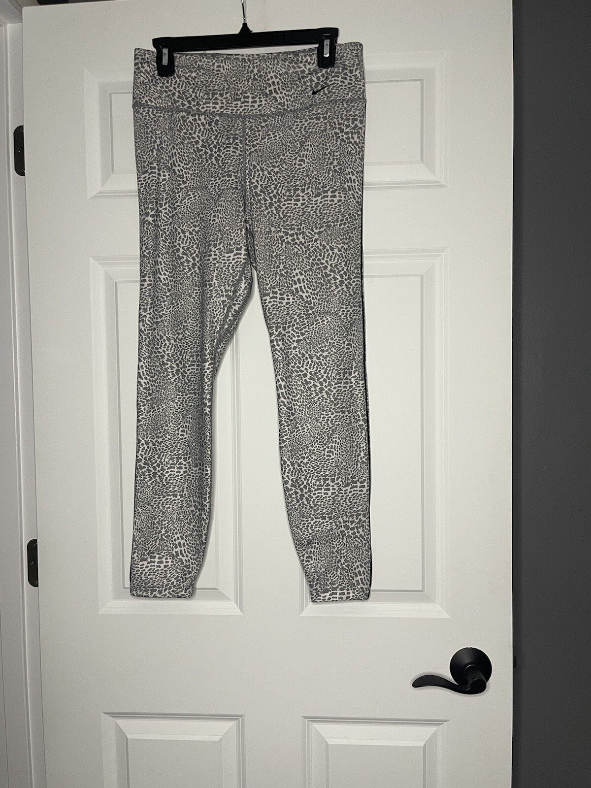 Nike dri fit 7’8 leggings large gray animal print