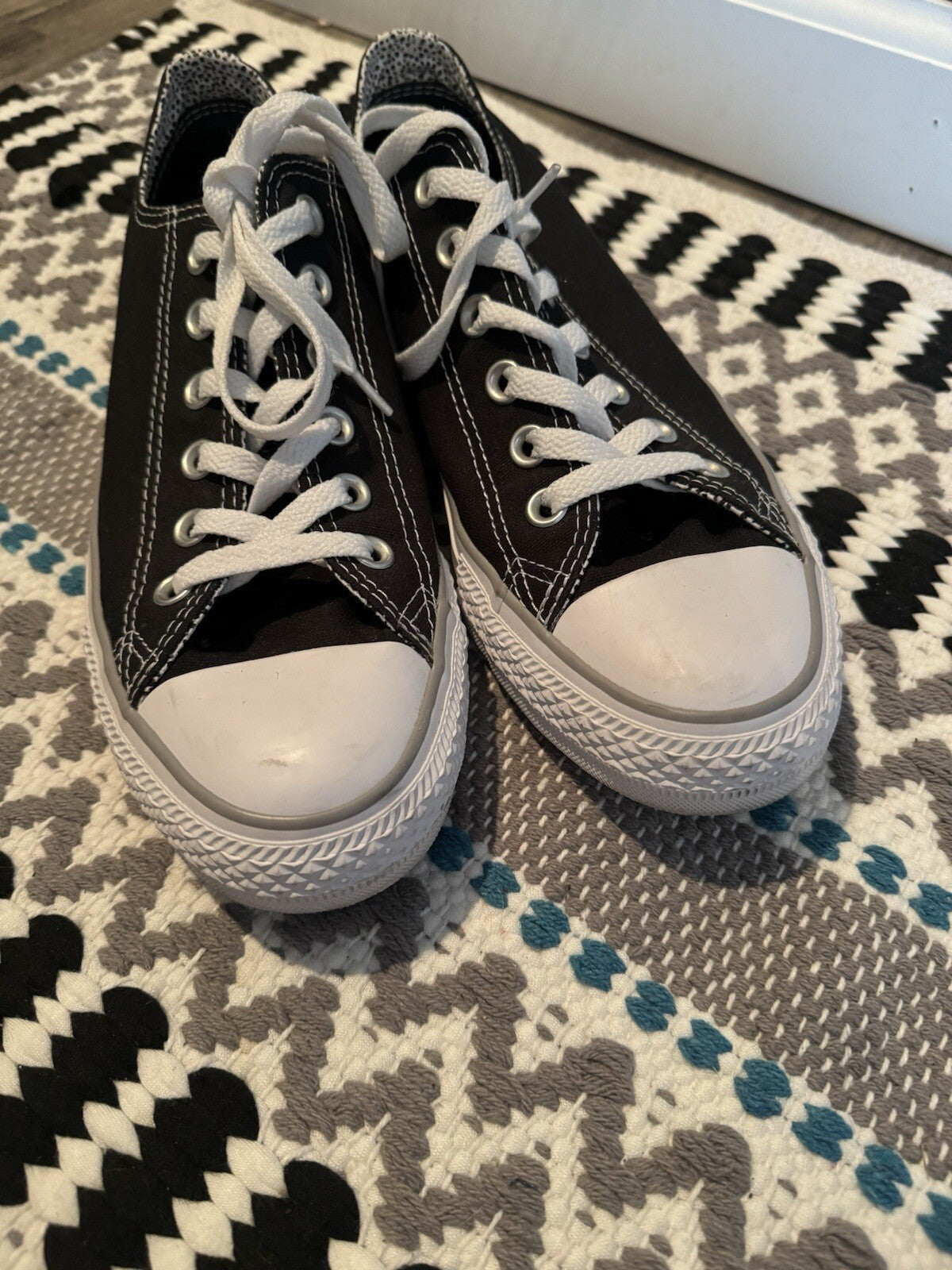 Converse Sneakers Size 9 Black And White 