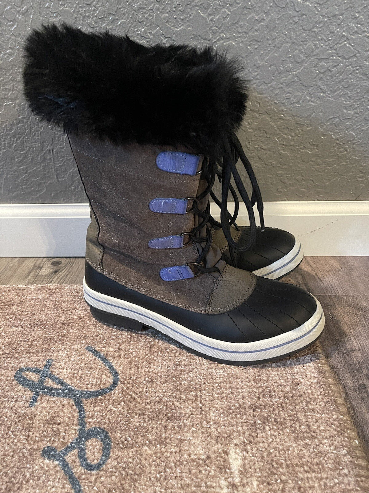 Target snowboots size 6 gray black blue white