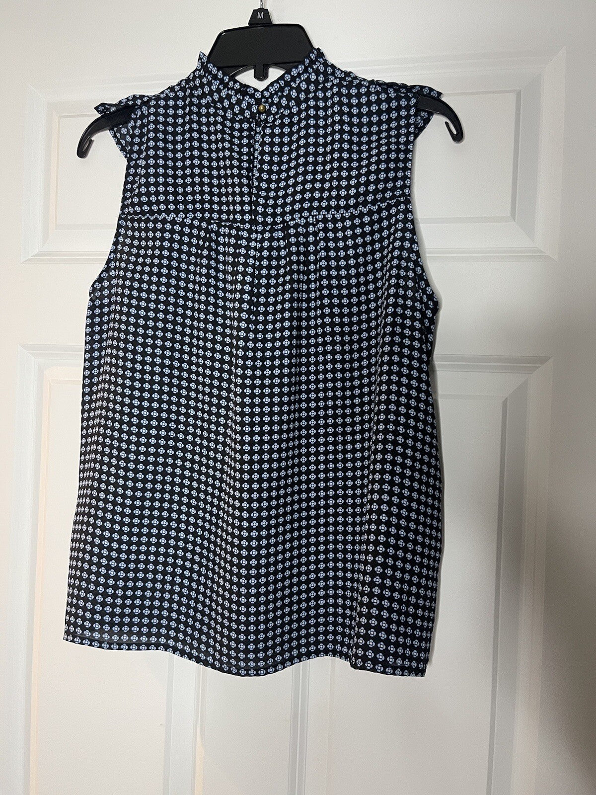 Who what wear sleeveless blouse medium black with blue and white print 