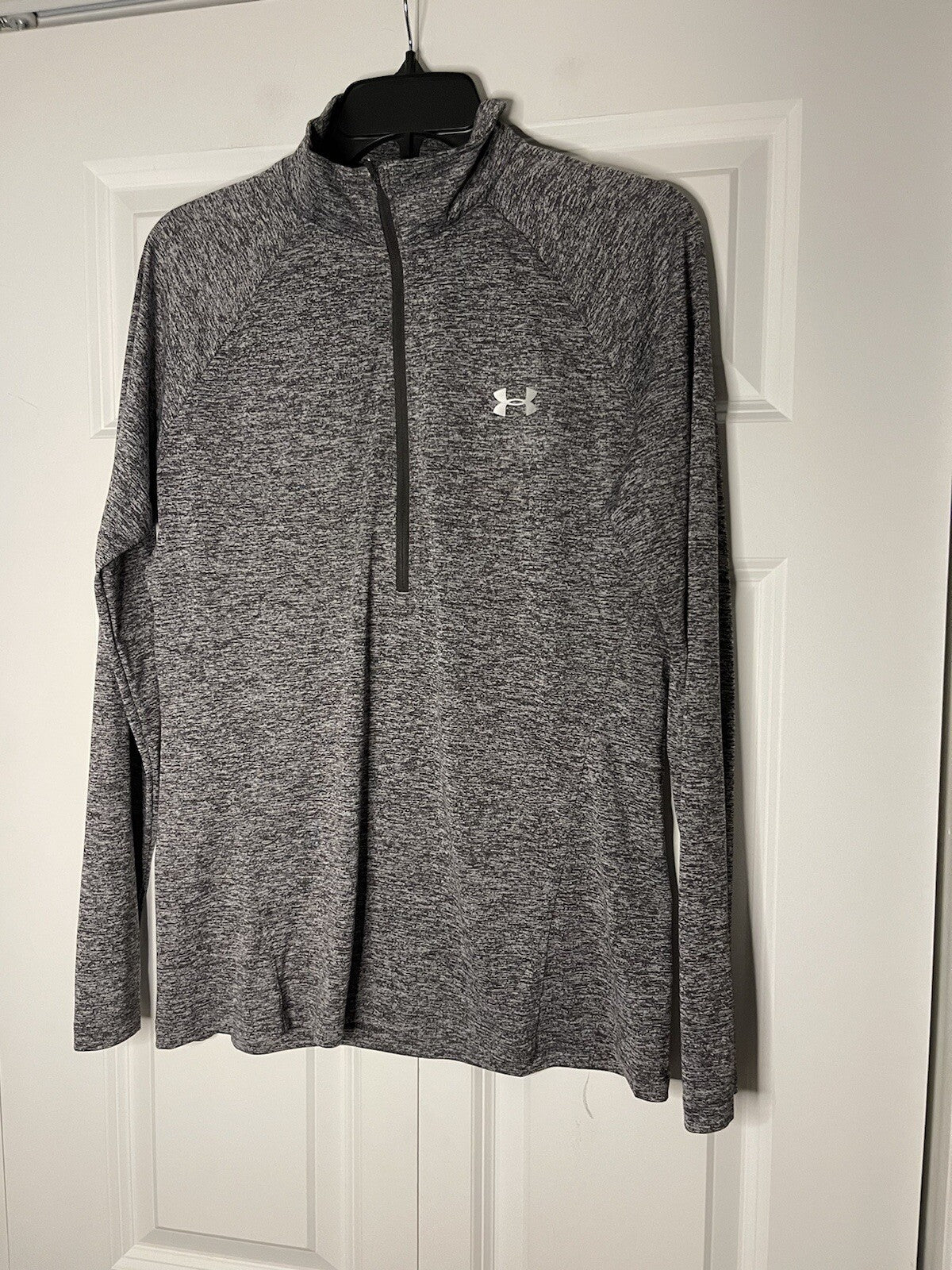 Under armour loose heat gear half zip large black and gray 