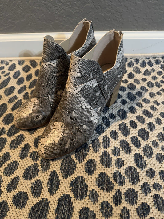 Born In California Booties Booties Snakeskin Type Print Gray Taupe Cream 7.5 