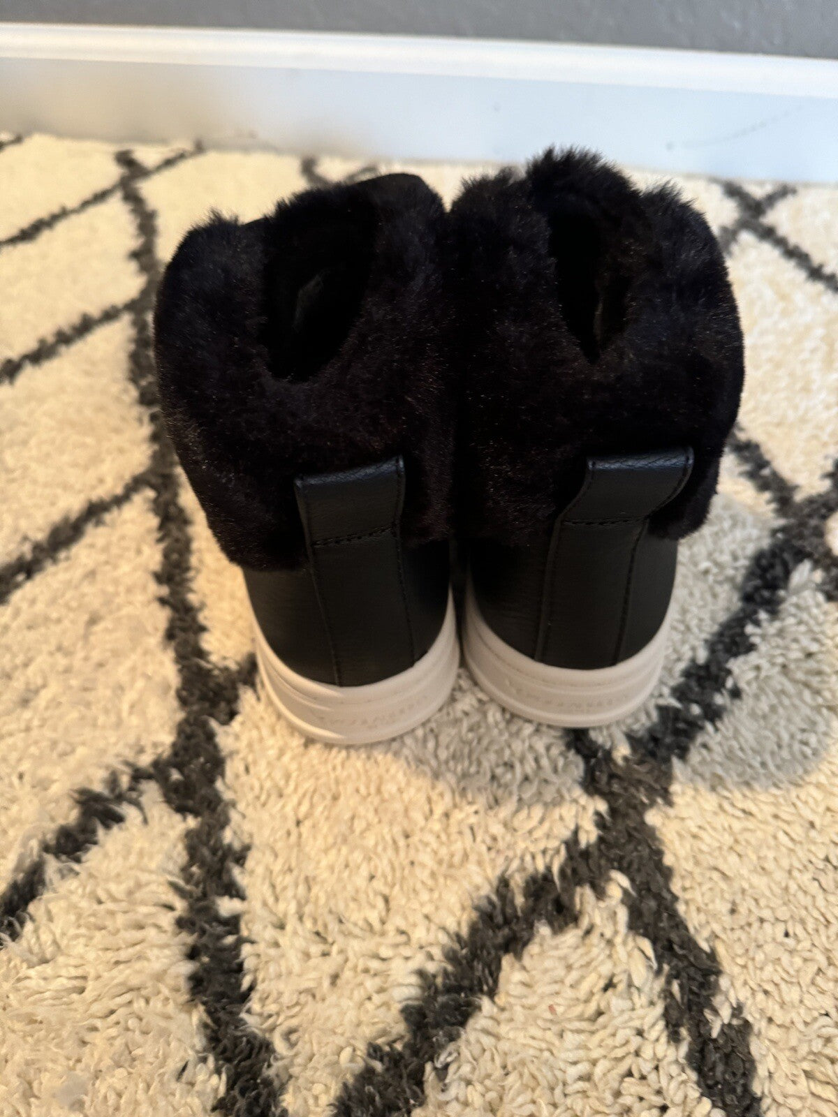 Koolaburra By Ugg Sneakers W Furr Black 8.5 New In Box 