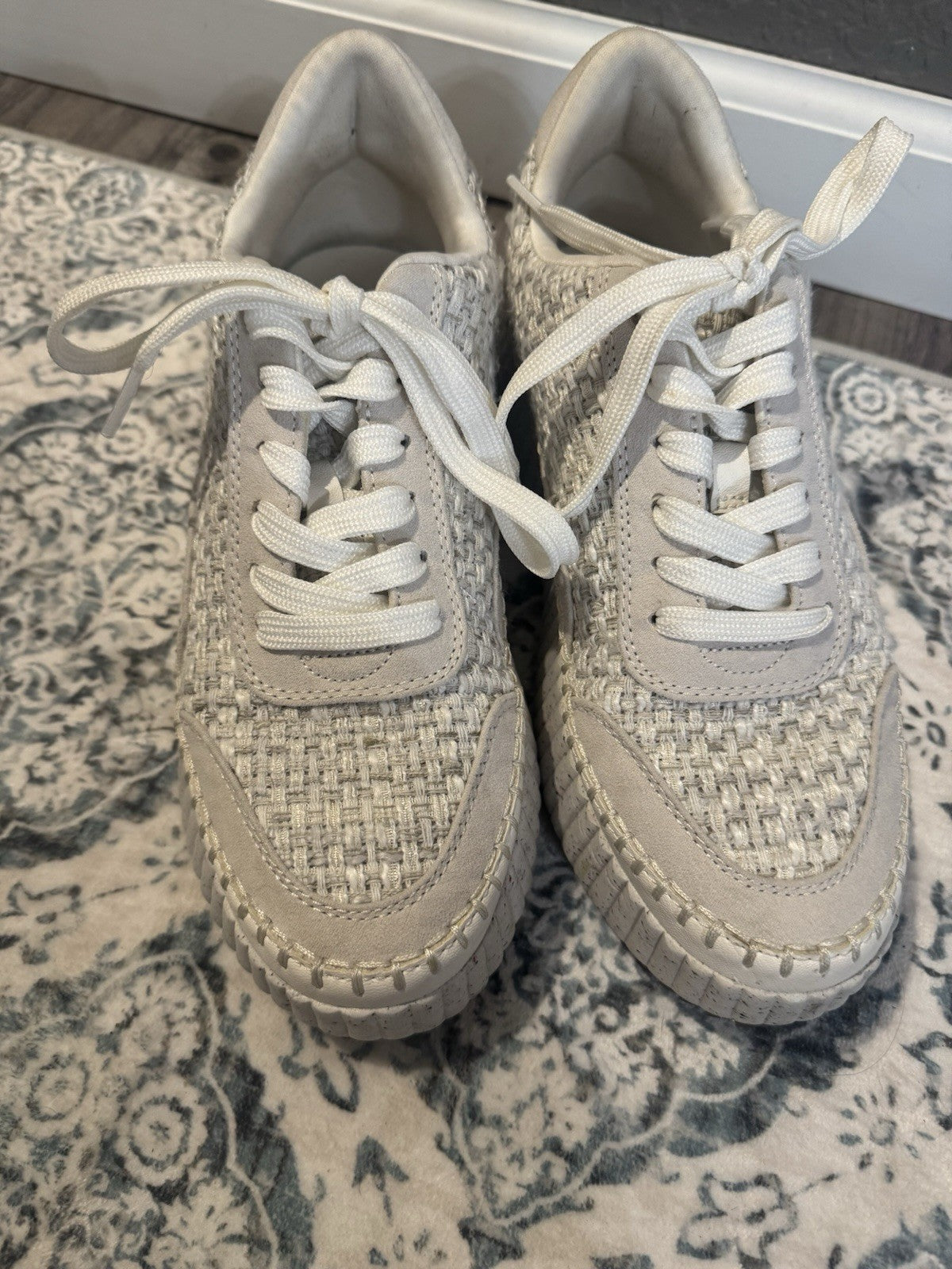 Universal Thread Sneakers White Gray Multicolor Bottom 7.5 In Great Condition 