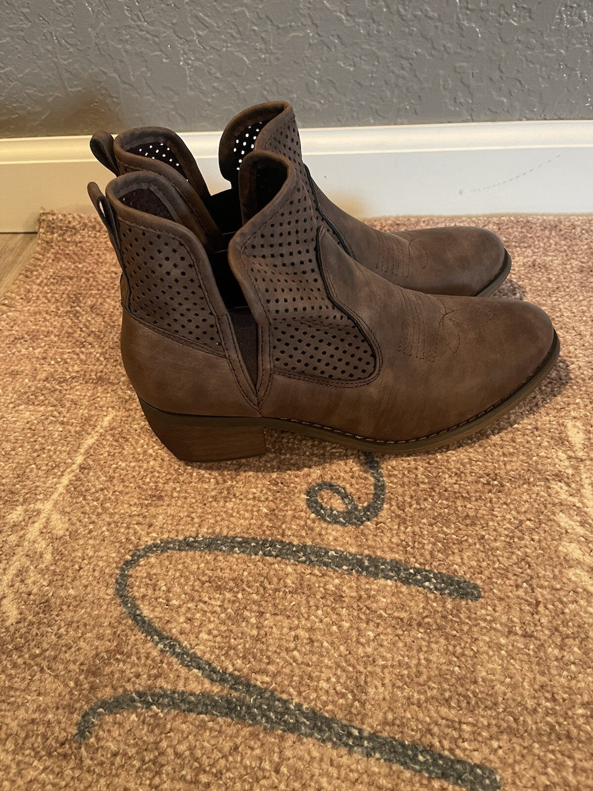 Natural Reflections Brown Booties 7.5 Brand New 