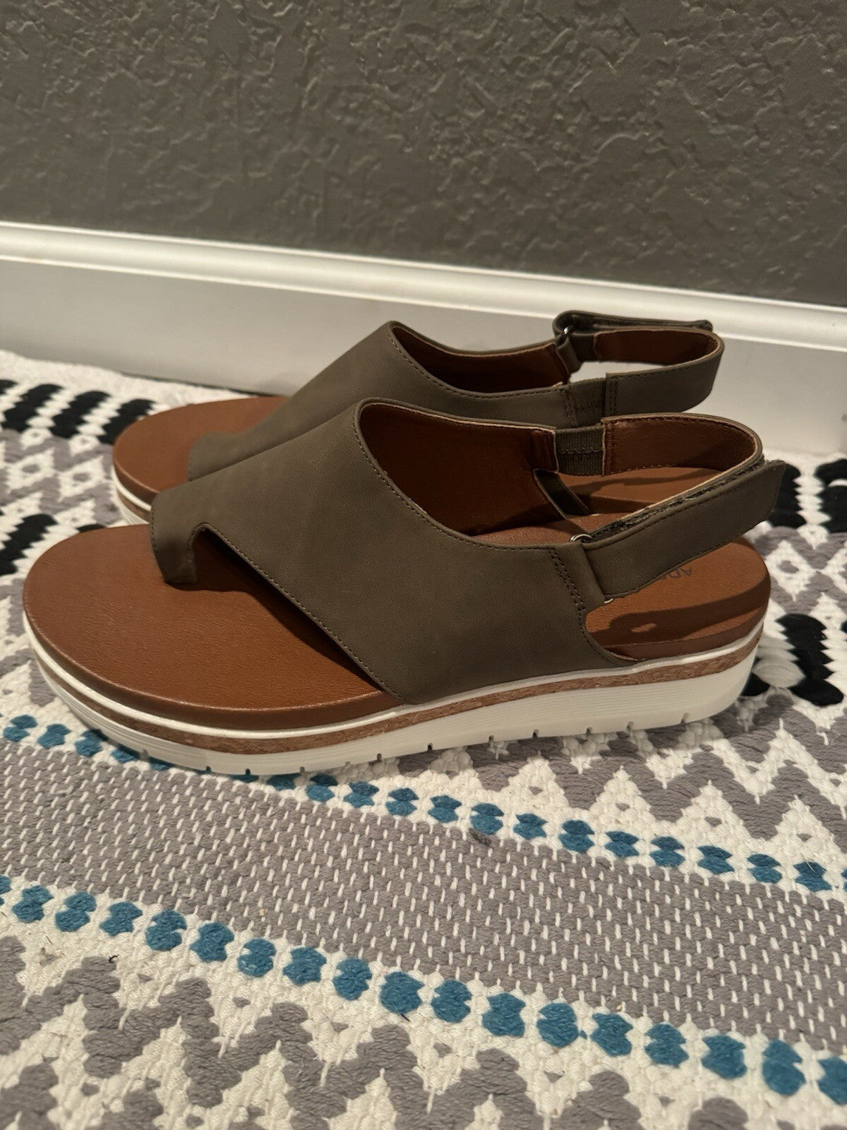 Adrienne Vittadini Sport Size 9 Sandal Green New 