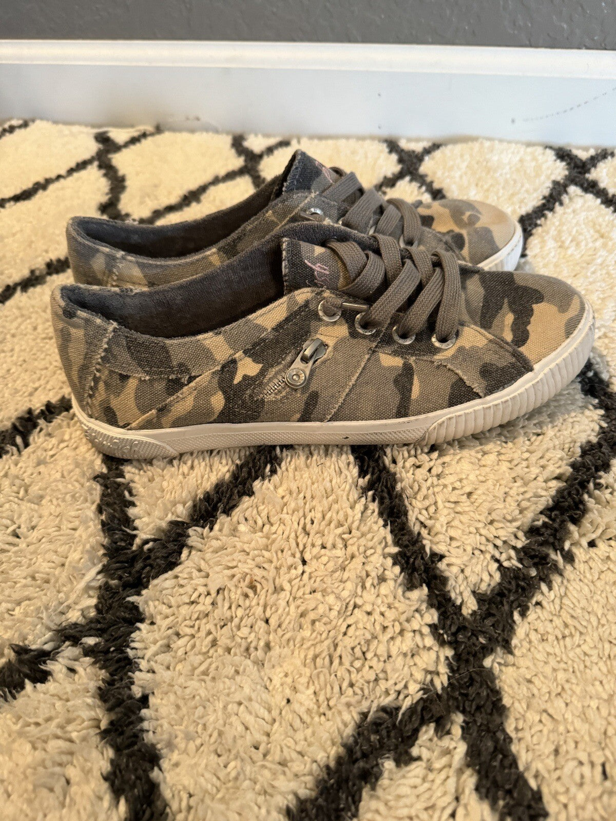 Blowfish Camo Sneakers Size 8 Green Tan 
