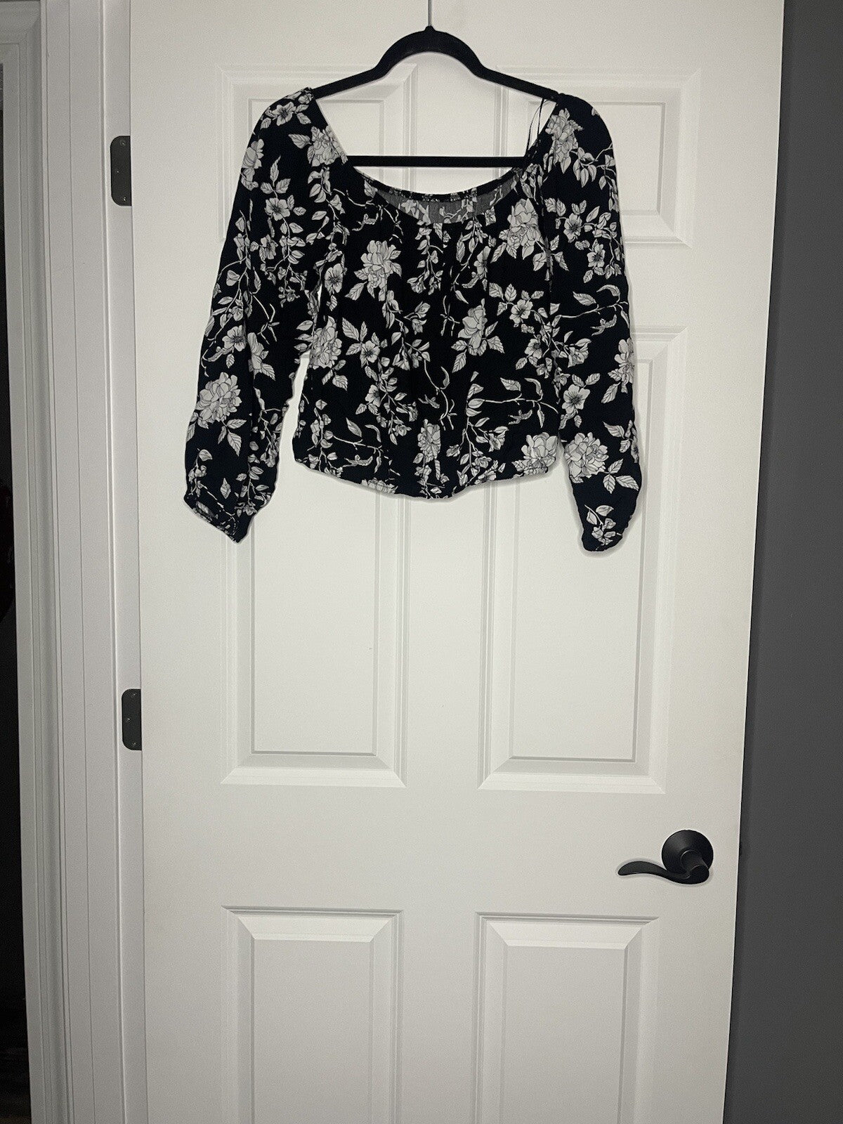 Mi ami 3/4 sleeve cropped top black with white floral xl NWT