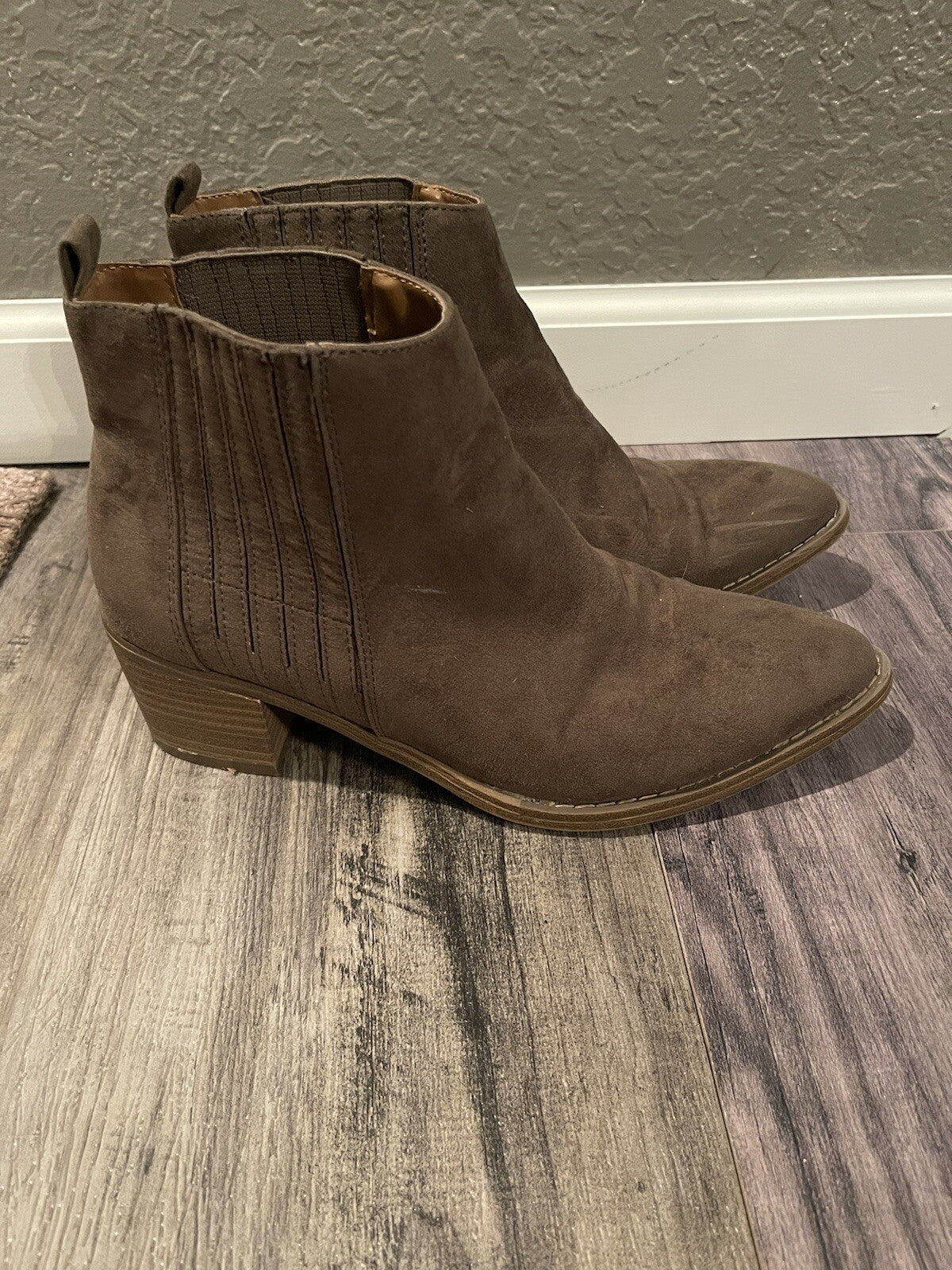 Universal thread brown booties size 8 