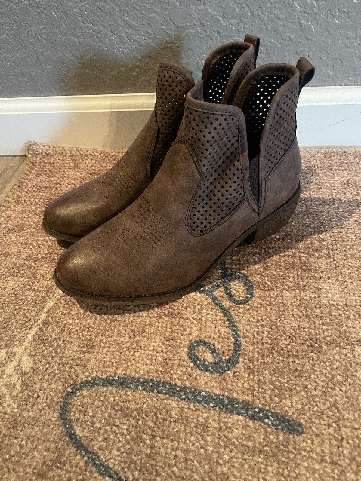 Natural Reflections Brown Booties 7.5 Brand New 