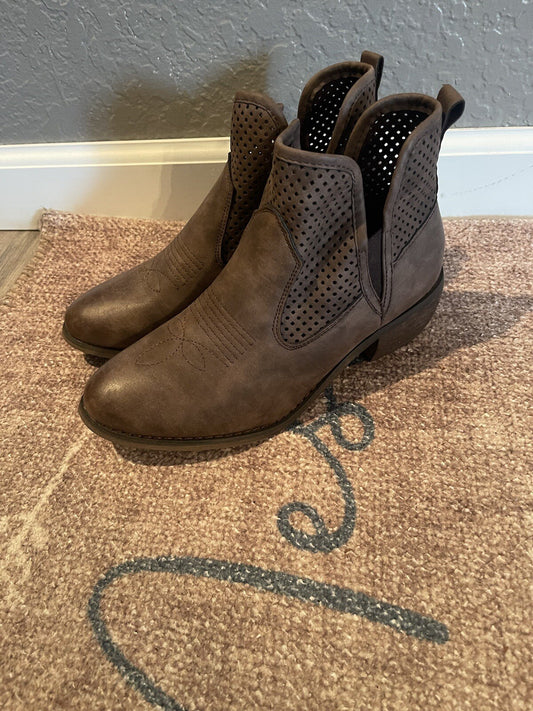 Natural Reflections Brown Booties 7.5 Brand New 