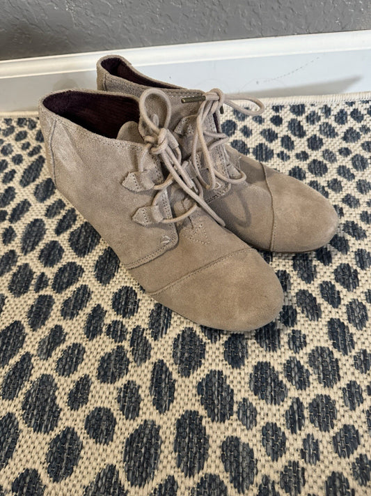 Toms Booties Size 9 Taupe