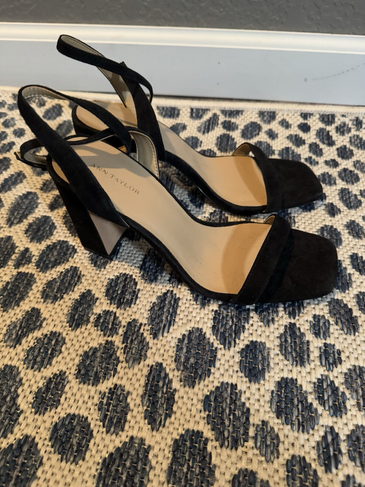 Ann Taylor 7.5 Velvet Strap Heels Black 