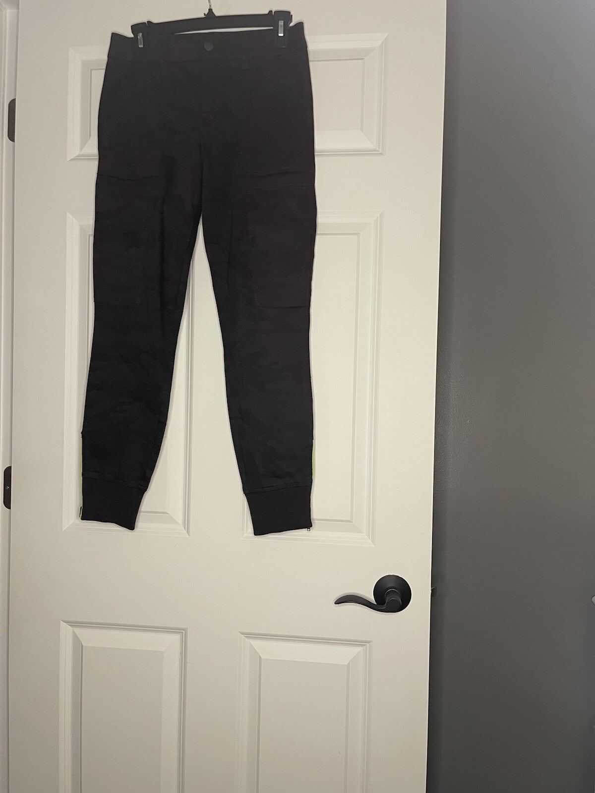 Level 99 Jogger Jeans Size 26 Black Camo Print W Neon Yellow Zipper Sides 