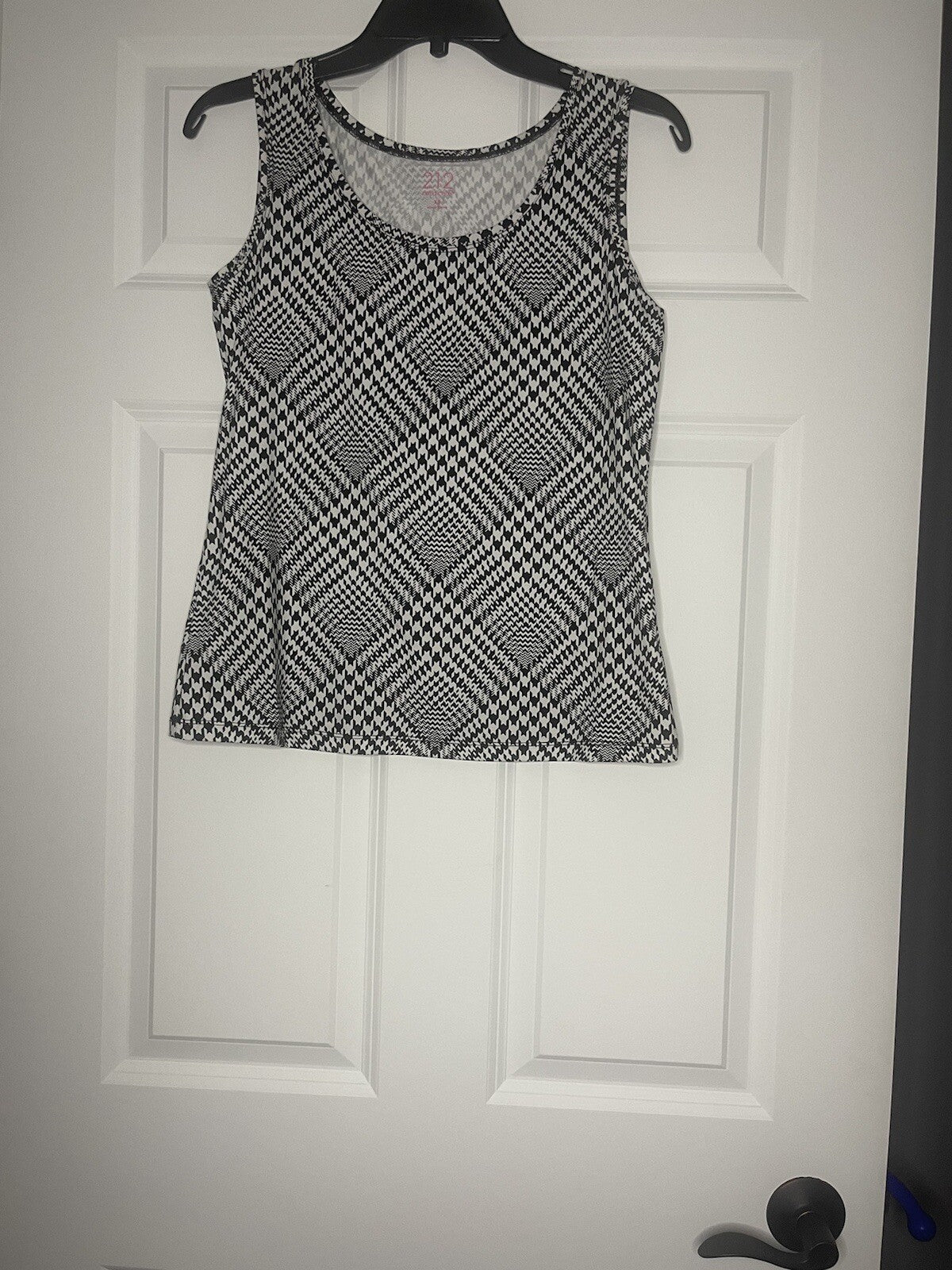 212 Collection sleeveless blouse xs black and white print NWT 