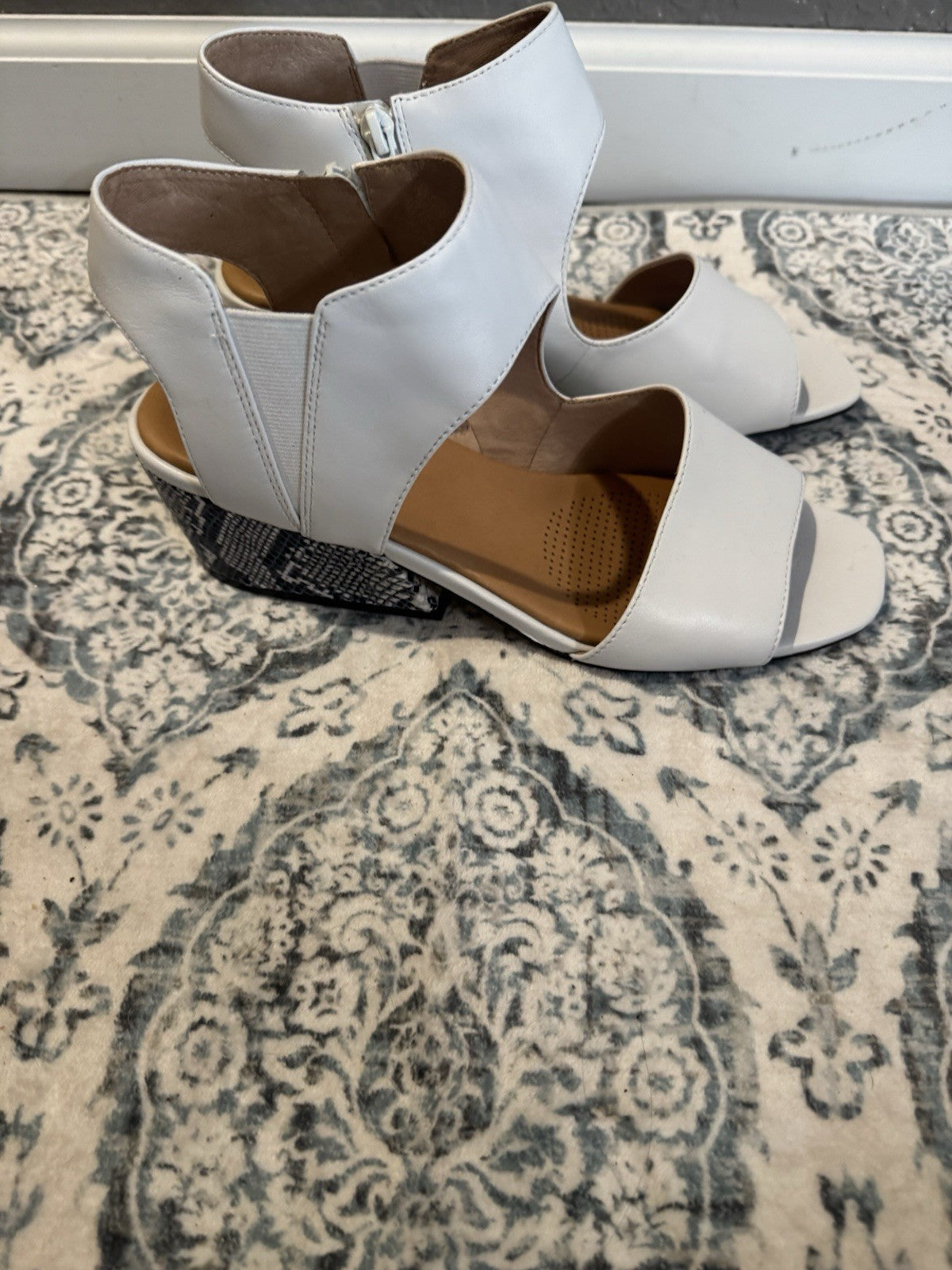 Corso Como Strappy Sandals Size 9 White W White Gray Snakeskin Heel