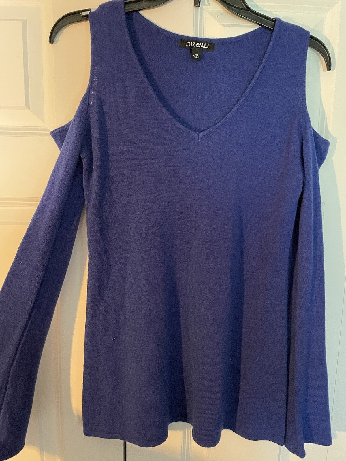 Roz Ali xs dark blue cold shoulder long sleeve sweater