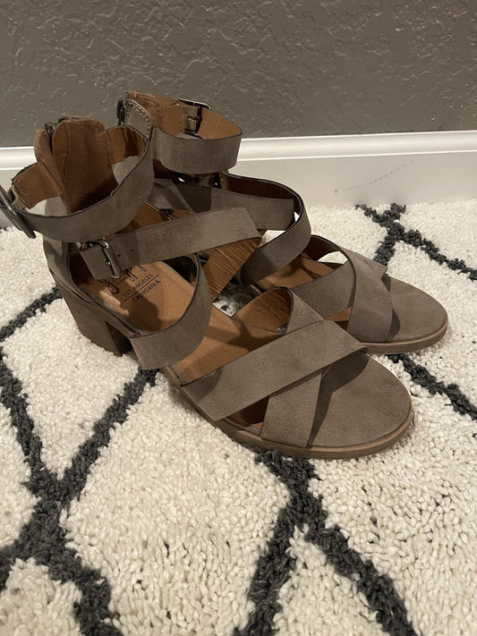 Jelly pop brown strappy sandals 8.5 
