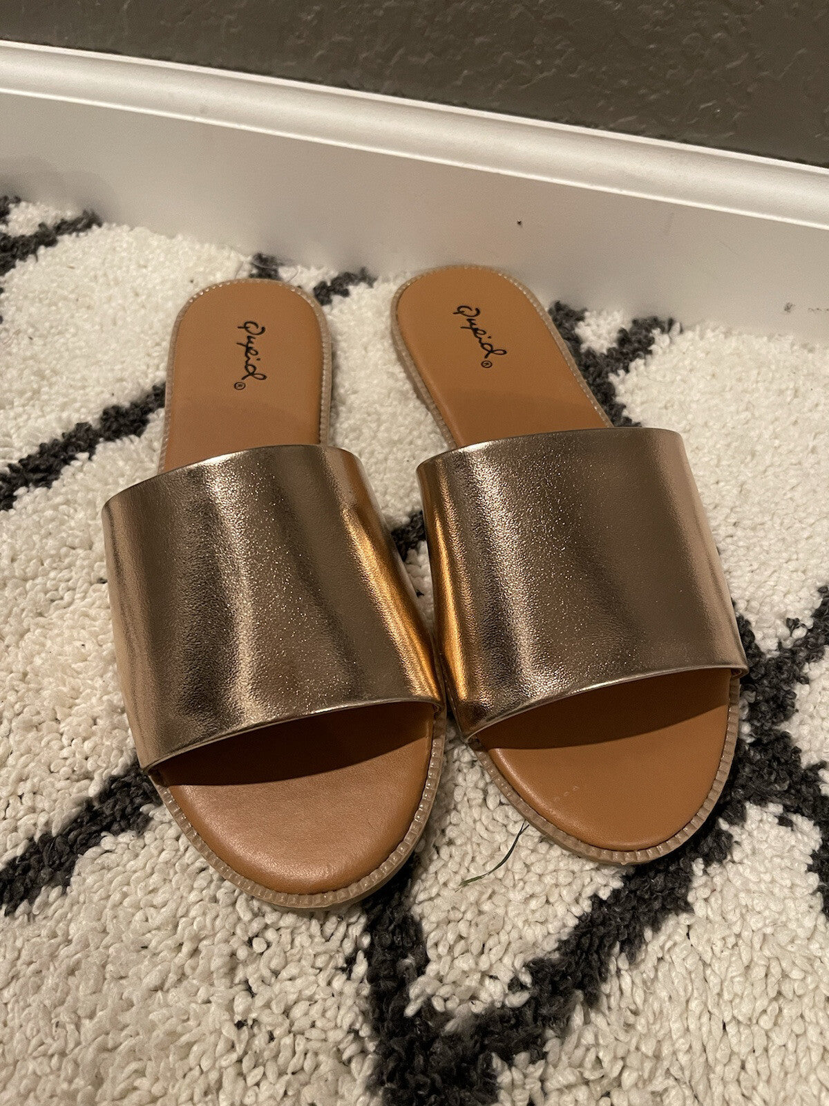 Quipid slide on sandals gold size 7 new