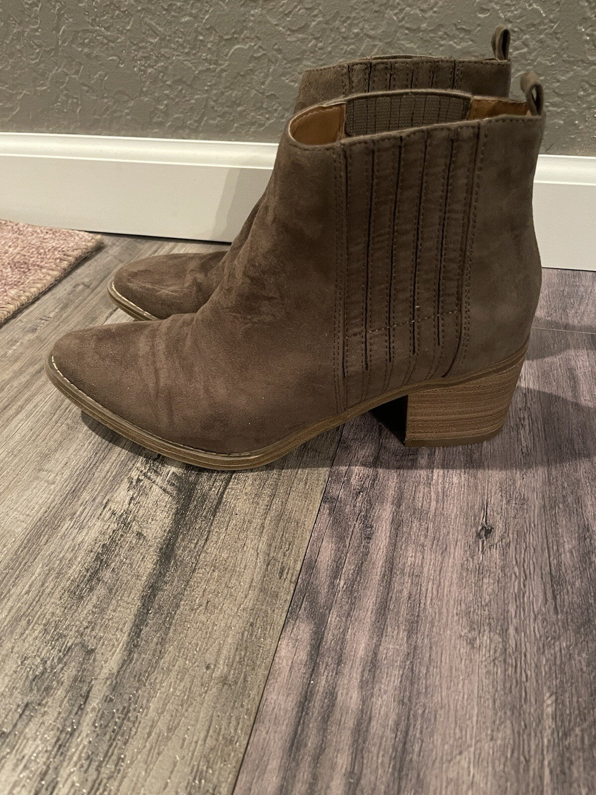 Universal thread brown booties size 8 