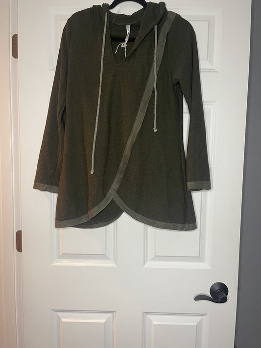 Mur Mur sweater green overlaps in front medium 