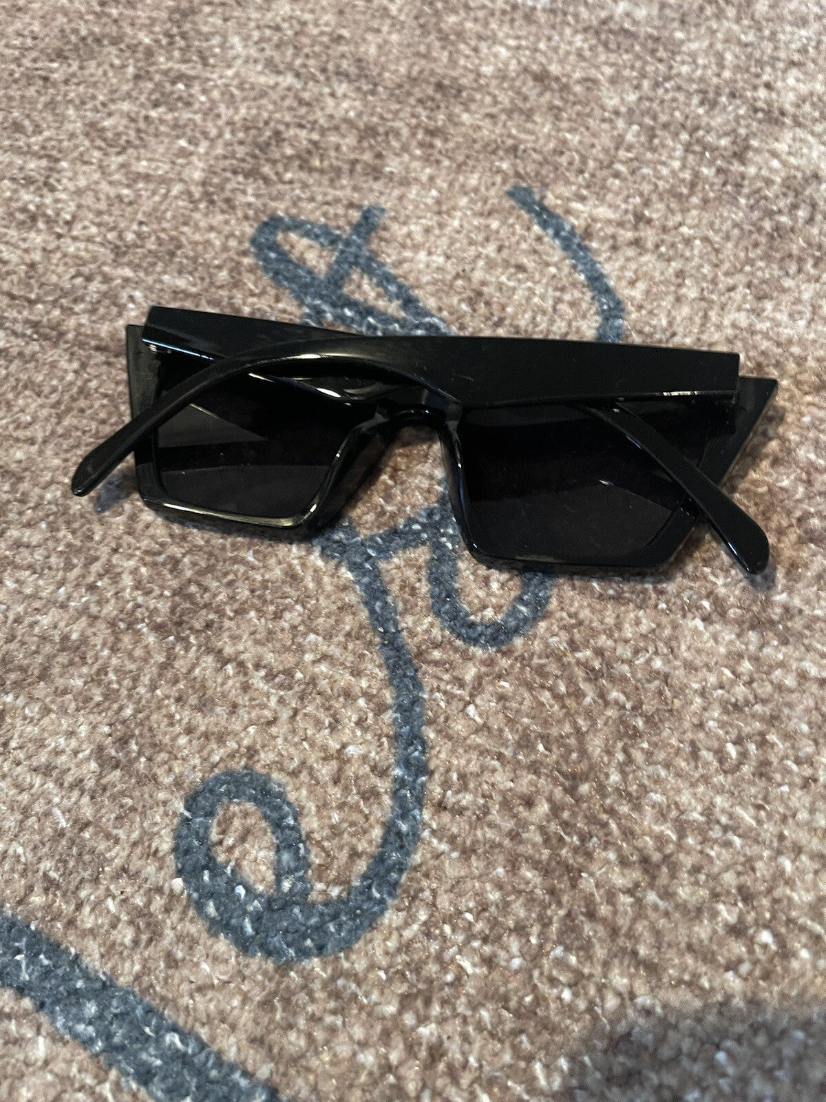 Feisedy sunglasses women black with case