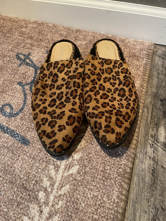 Very volatile slip On Shoes size 8 brown black animal print