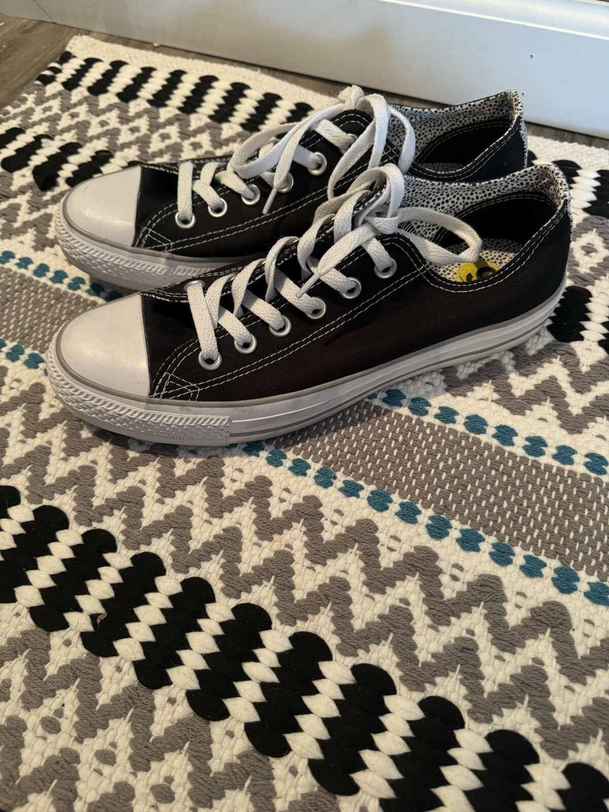 Converse Sneakers Size 9 Black And White 