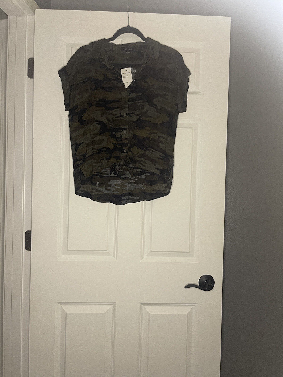 Sanctuary Short Sleeve Button Up Tie Bottom Small Camo Multi Nwt Msrp 79.00