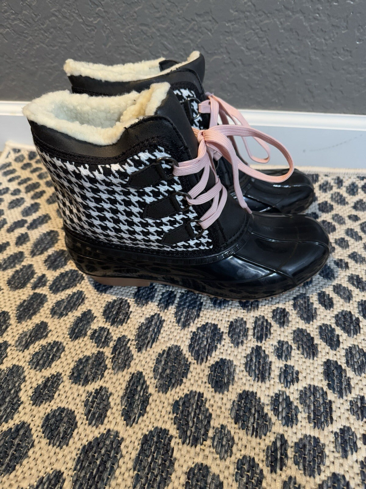 Shoedazzle Rain Boots Size 8 Black White Print Pink Laces Brand New 