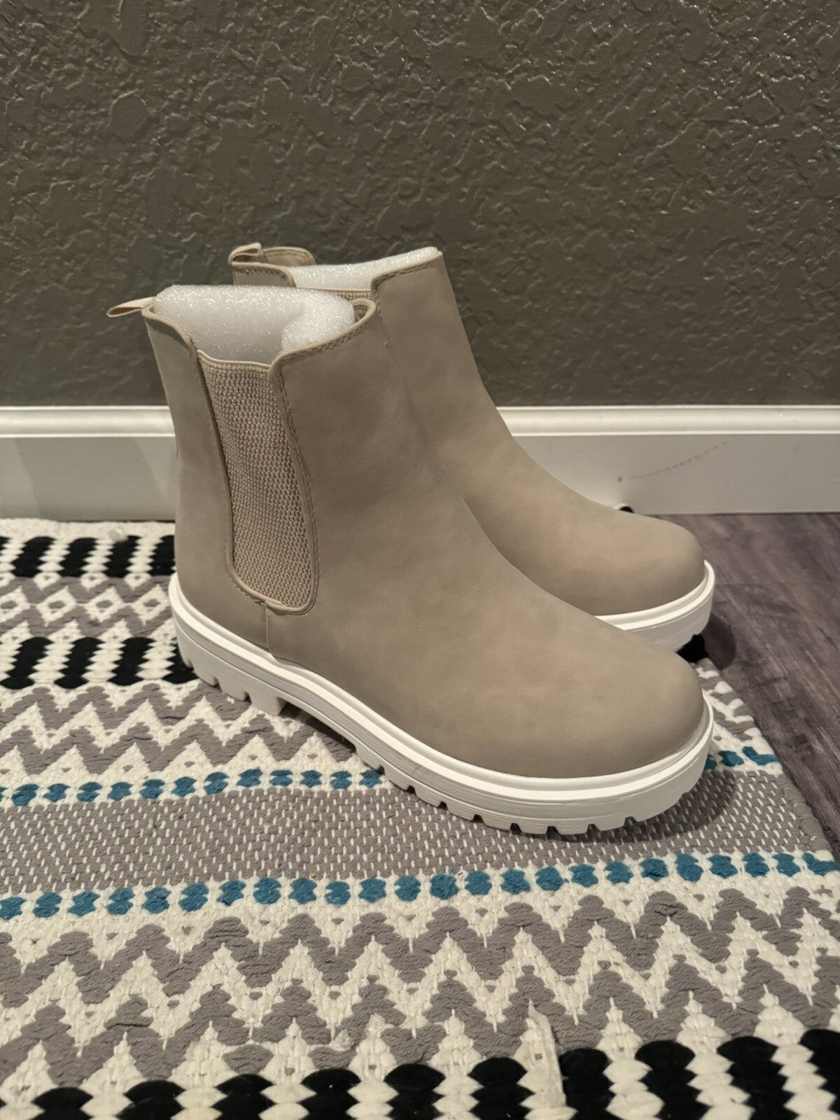 Soda Boots Beige Size 10 In Excellent Condition 