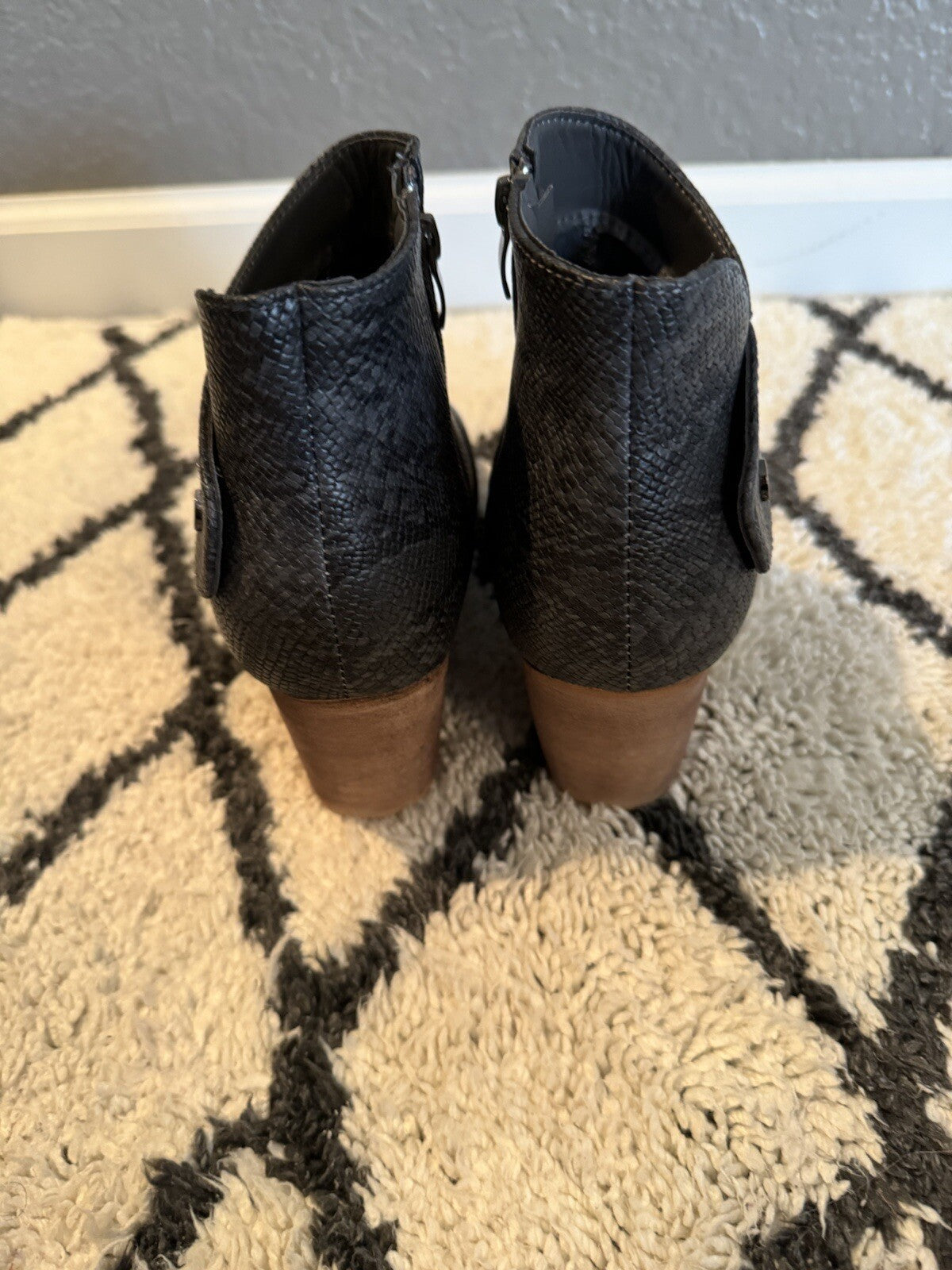 Tinstree Booties Size 8 Black W Gray Snakeskin Look 