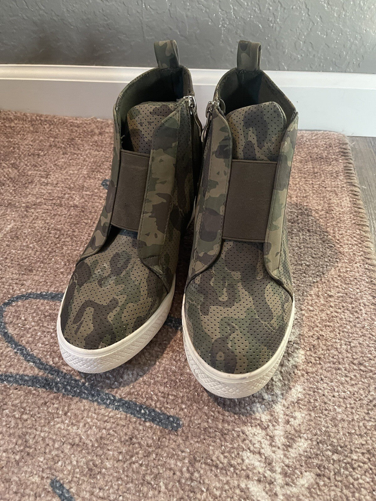 Ccoci size 8 1/2 camo shoes