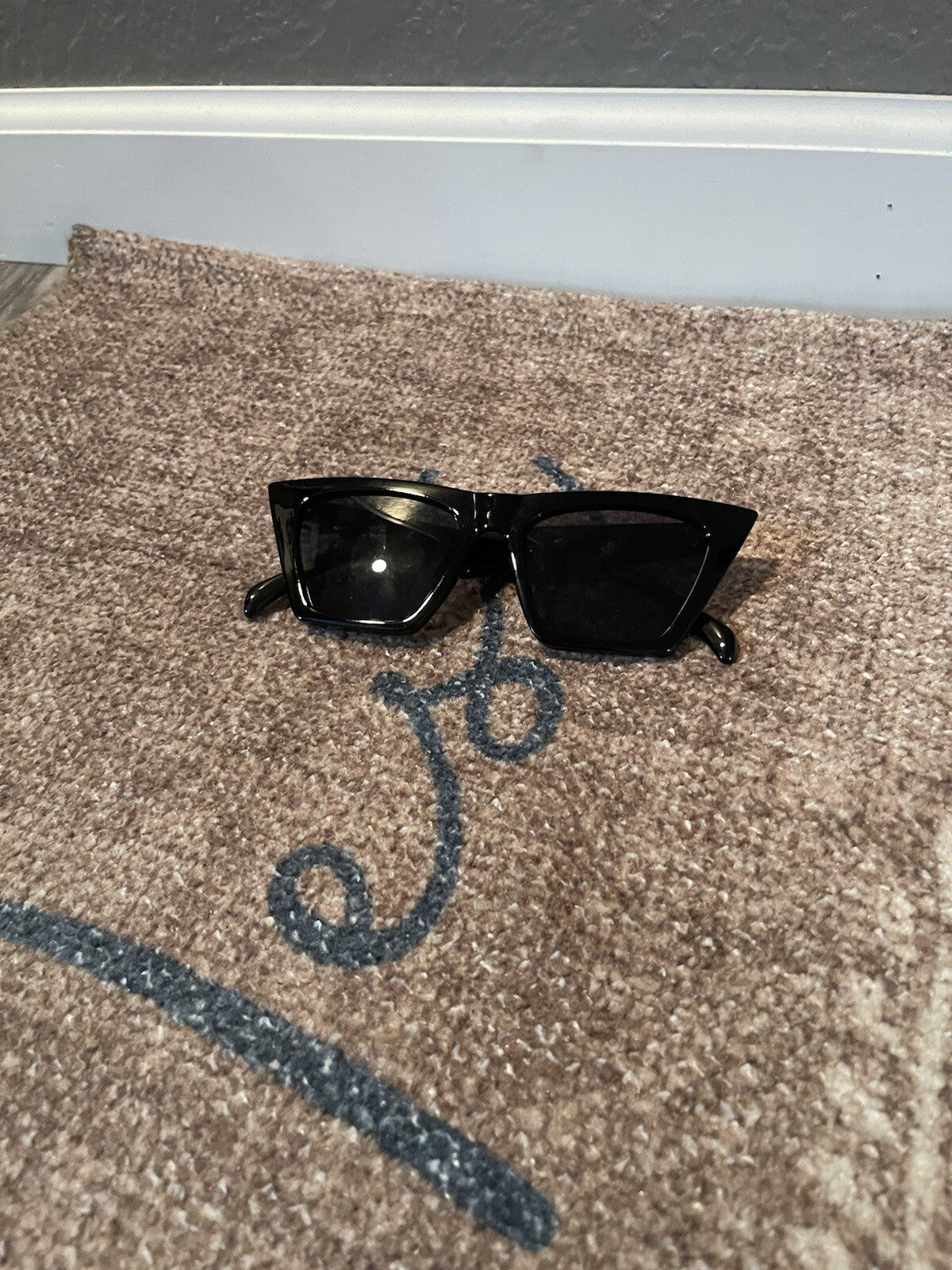 Feisedy sunglasses women black with case