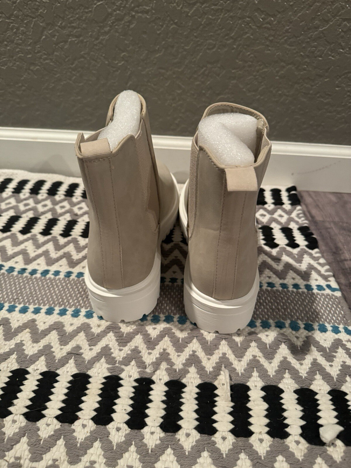 Soda Boots Beige Size 10 In Excellent Condition 