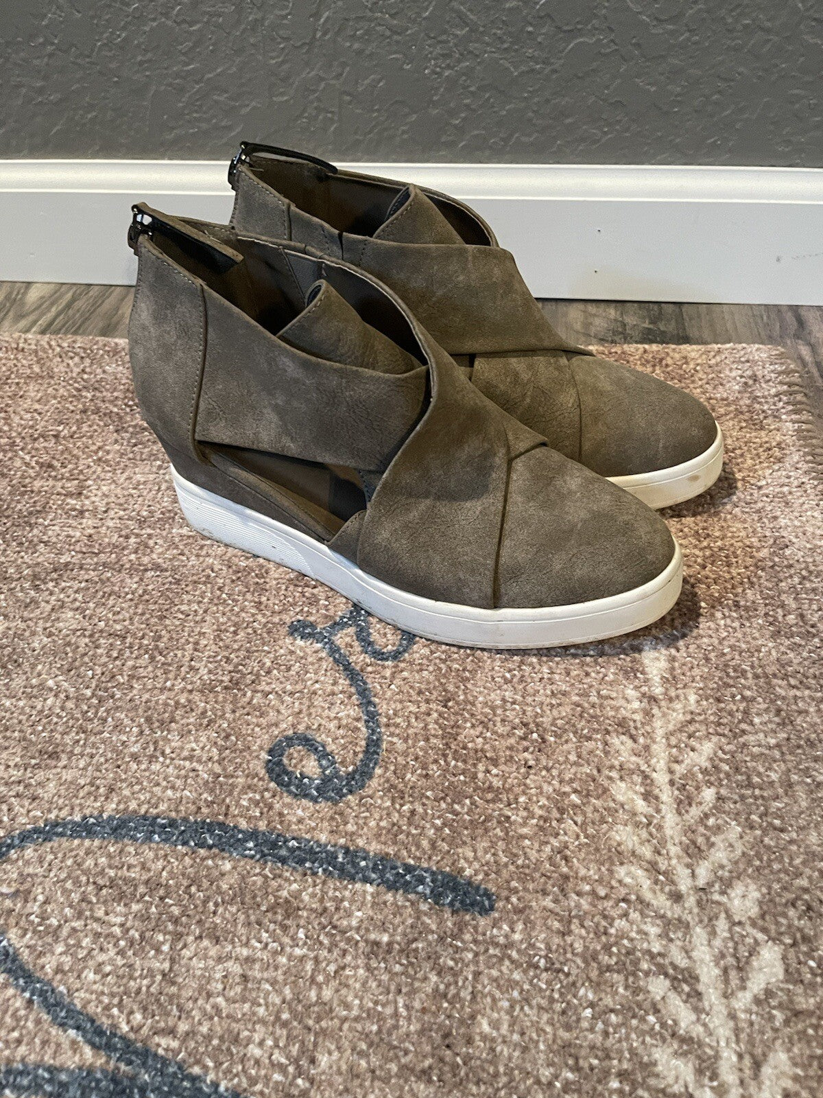 JG shoes size 8 taupe