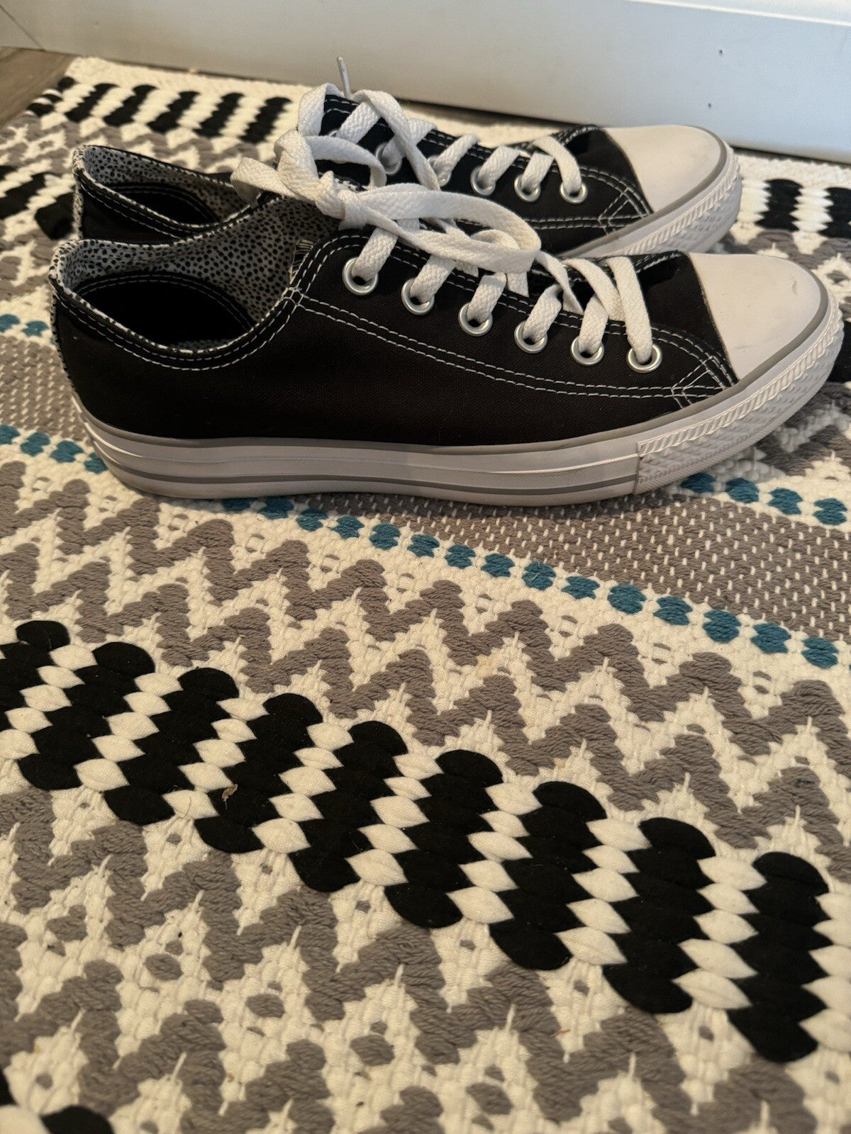 Converse Sneakers Size 9 Black And White 