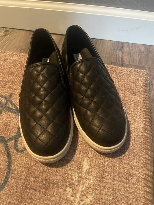 Steve Madden quilted black loafers size 9