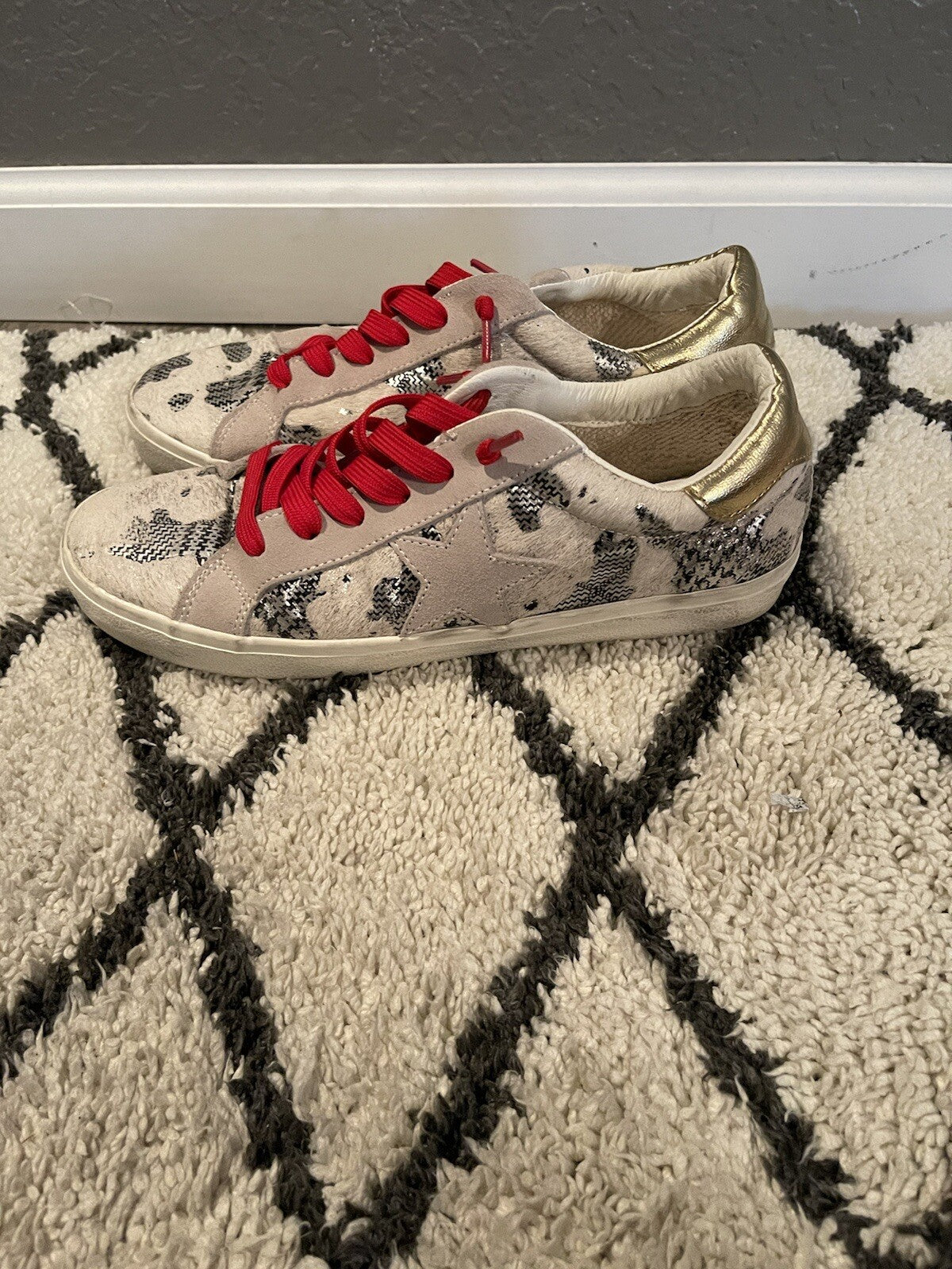 Steve Madden Sneakers Size 10 Black Silver Taupe Gold Star Print Red Laces