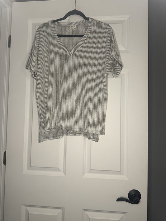 Bke Short Sleeve Top Large White Gray Stripe Slits In Sides 