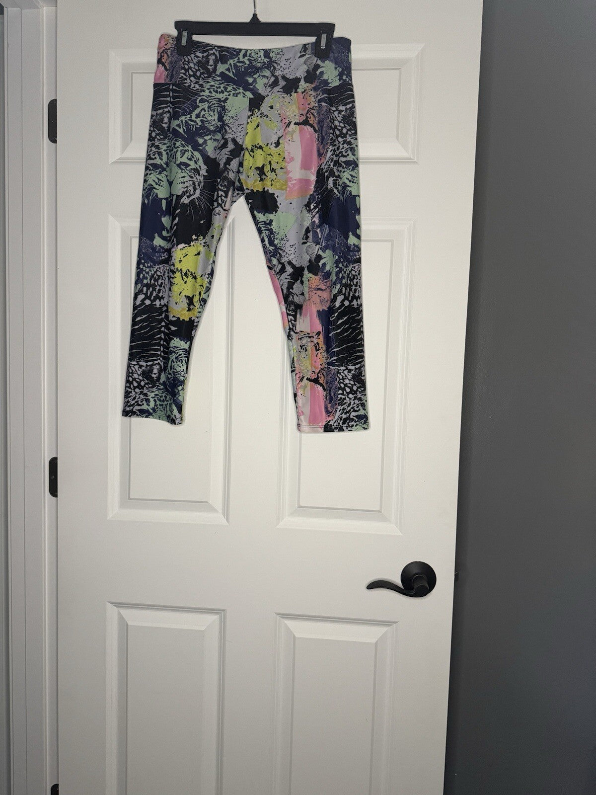 Onzie Cropped Leggings M/l Blue Green Pink White Multi W Tiger Print