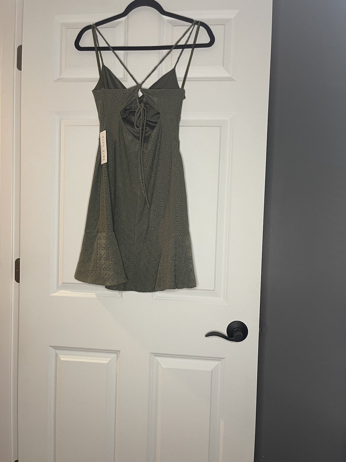 City Vibe Sleeveless Dress Green With Cut Out Print Ruffle Bottom Medium Nwt 