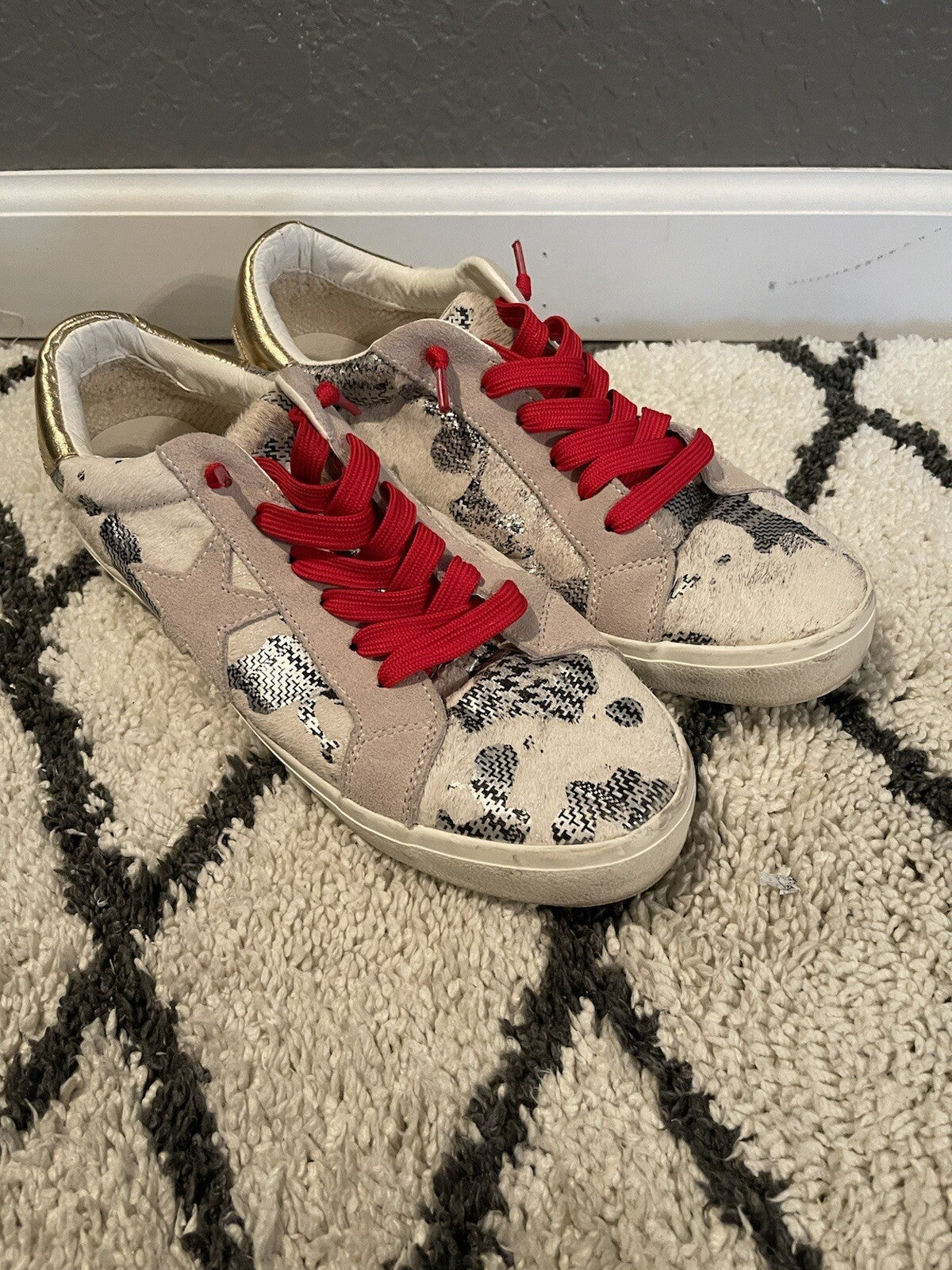 Steve Madden Sneakers Size 10 Black Silver Taupe Gold Star Print Red Laces